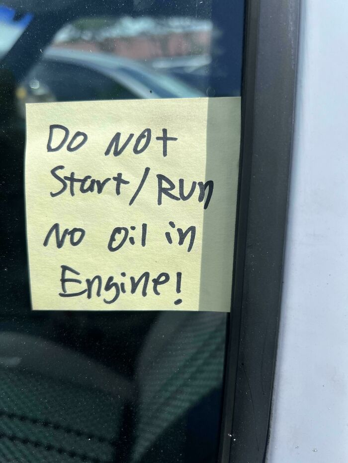 Sticky note on car window warning not to start or run engine due to no oil, showcasing car mechanics evidence photo.