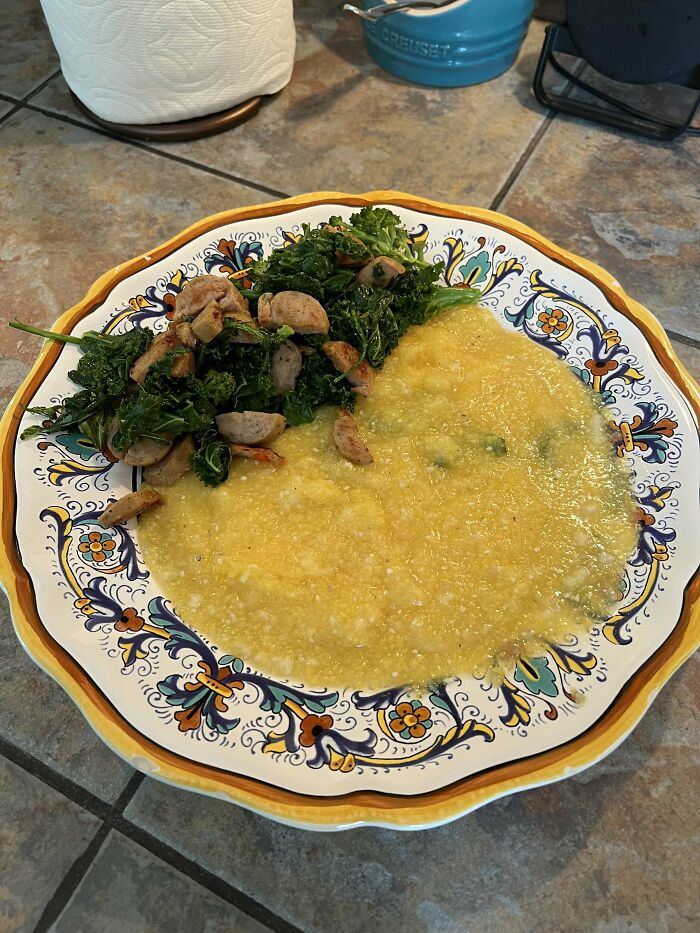 Plate with oddly arranged vegetables and yellow mush, a moment restaurant workers deserved a bonus for unusual orders