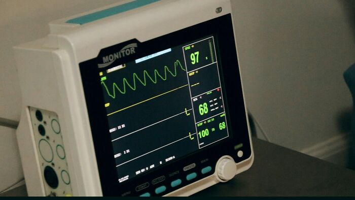 Heart monitor displaying vital signs, illustrating a doctor's insight on preventing heart attack and dementia with a tiny habit.
