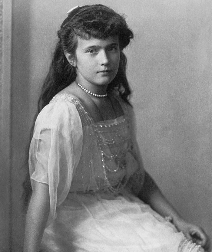 Young woman in vintage dress and pearls, an example of celebrities and important figures whose disappearances remain unsolved.