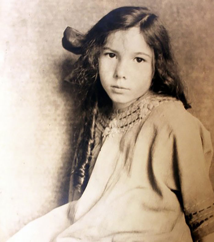 Black and white photo of a young girl with long hair, representing unsolved disappearances of celebrities and important figures.