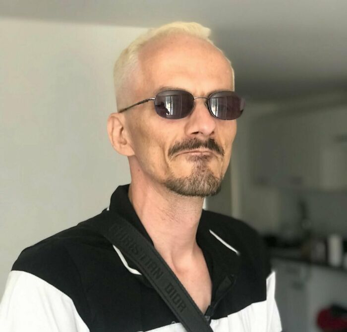 Man with dyed blonde hair and sunglasses in a casual setting, related to famous streamer passes away live on air news. Man with dyed blonde hair and sunglasses in a casual setting, related to famous streamer passes away live on air news.