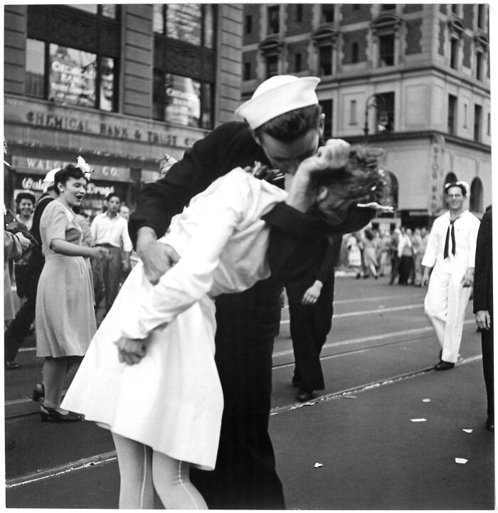 A sailor kissing a nurse in the street, capturing a historic moment of triumph and tragedy in the 20th century.