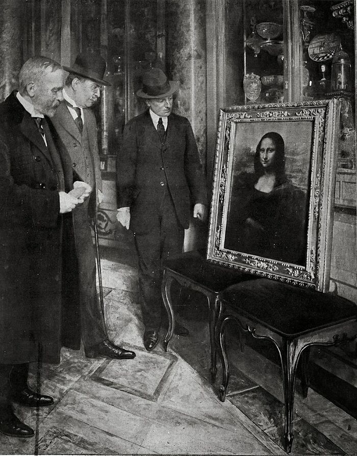 Three men in vintage attire observing the Mona Lisa painting, illustrating fascinating facts for those who like learning new things.