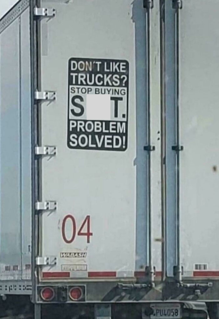 Camión con cartel llamativo sobre consumo que refleja el aumento del consumerismo en la sociedad actual.