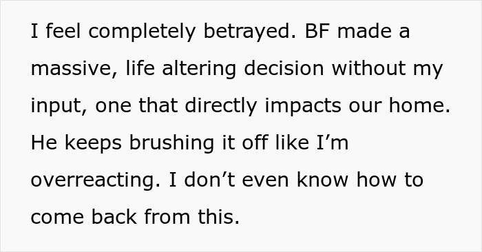 Text post showing feelings of betrayal after a man secretly invites his parents to stay, upsetting his girlfriend.