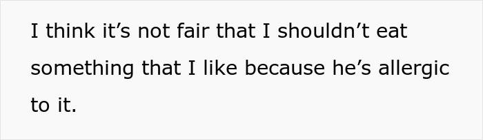 Text image showing a person upset as girlfriend bought a peanut butter cake to eat at work despite his allergy.