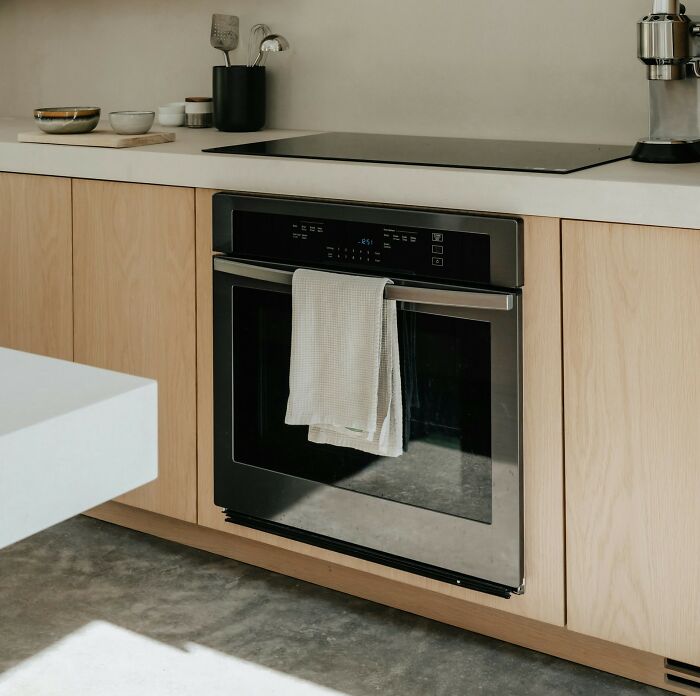 Modern kitchen oven and utensils, related to creepy and disturbing things police officers saw at someone’s home.