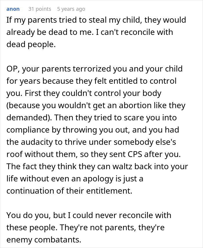 Screenshot of a comment discussing an estranged dad seeking to reconnect with his daughter after disowning her for pregnancy.