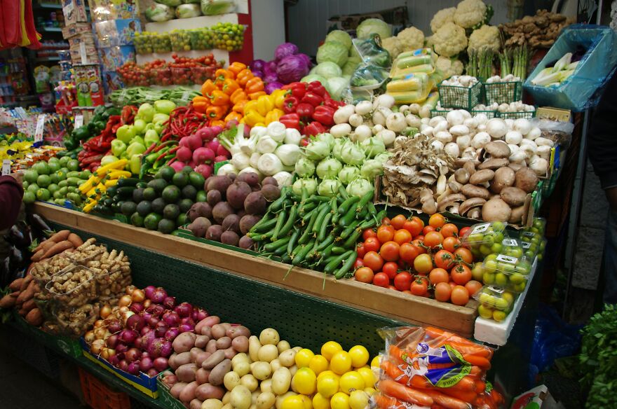 A colorful market display of fresh vegetables and fruits highlighting healthy food choices for weight loss.