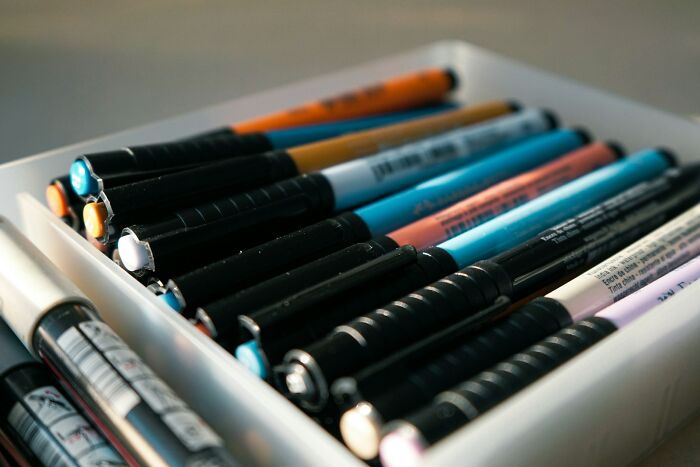 Marcadores de colores organizados en un estuche, ilustrando el tema de padres cotillas y descubrimientos inesperados adolescentes.