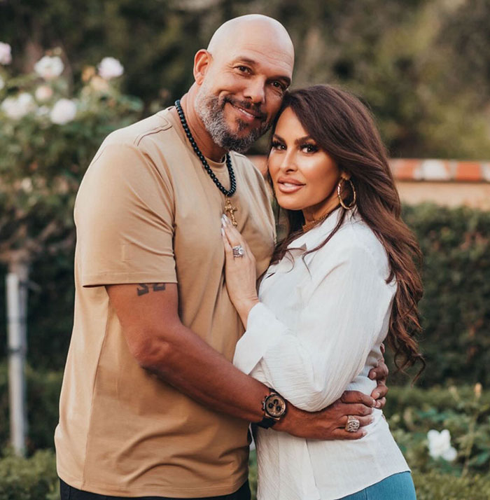 Man and woman embracing outdoors, highlighting Halle Berry’s ex-husband claims about cooking and cleaning. Man and woman embracing outdoors, highlighting Halle Berry’s ex-husband claims about cooking and cleaning.
