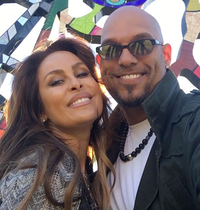 Halle Berry’s ex-husband smiling with sunglasses next to her, discussing claims about cooking and cleaning habits. Halle Berry’s ex-husband smiling with sunglasses next to her, discussing claims about cooking and cleaning habits.
