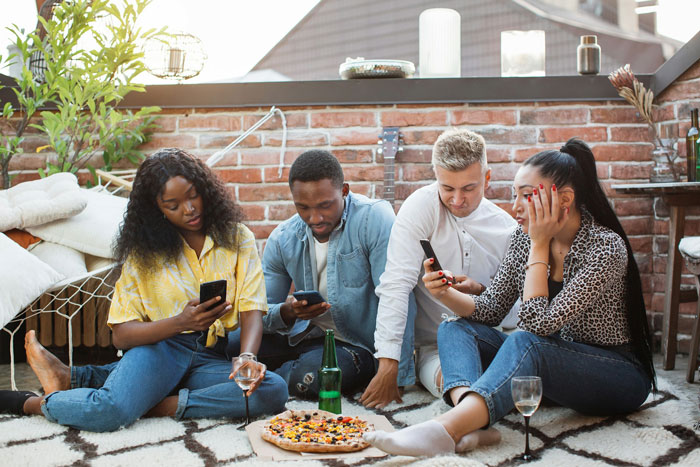 Person Agrees To Let Roommates Have Their BFs Move In, But Makes It Clear They Won’t Share Their Bathroom Person Agrees To Let Roommates Have Their BFs Move In, But Makes It Clear They Won’t Share Their Bathroom