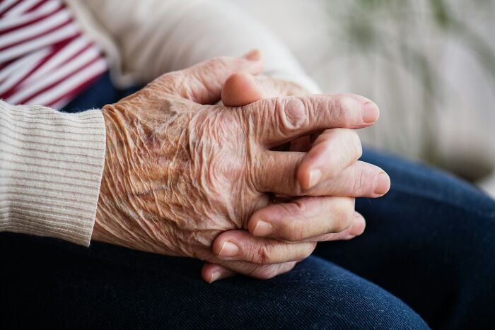 Close-up of elderly hands showing wrinkles and signs of rapid aging, illustrating the critical point of body aging study findings. Close-up of elderly hands showing wrinkles and signs of rapid aging, illustrating the critical point of body aging study findings.