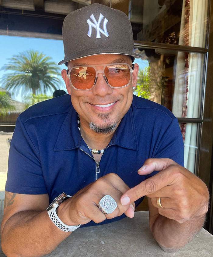 Man wearing a New York Yankees cap and sunglasses smiling while pointing at a large ring, related to Halle Berry’s ex-husband controversy. Man wearing a New York Yankees cap and sunglasses smiling while pointing at a large ring, related to Halle Berry’s ex-husband controversy.