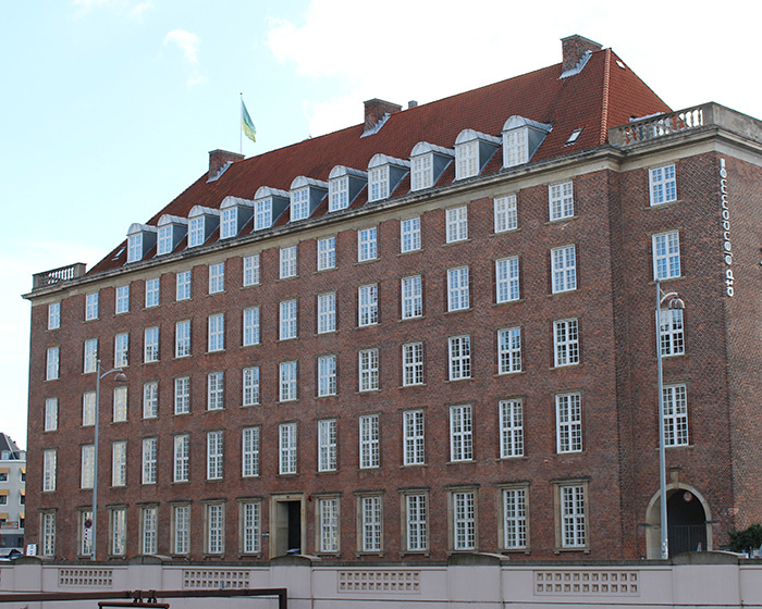 Famous mermaid statue criticized for unrealistic female body portrayal set for demolition amid public debate. - 5