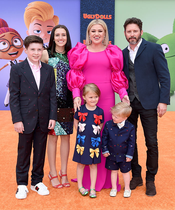 Kelly Clarkson with her family on the orange carpet, highlighting her feelings after ex’s passing and impact on kids. Kelly Clarkson with her family on the orange carpet, highlighting her feelings after ex’s passing and impact on kids.