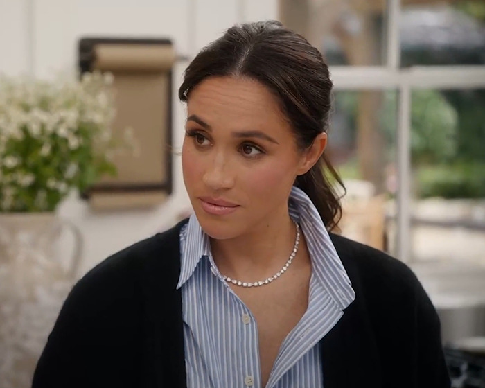 Meghan Markle appearing emotional during an interview, reflecting on Queen Elizabeth’s passing in a cozy indoor setting. Meghan Markle appearing emotional during an interview, reflecting on Queen Elizabeth’s passing in a cozy indoor setting.
