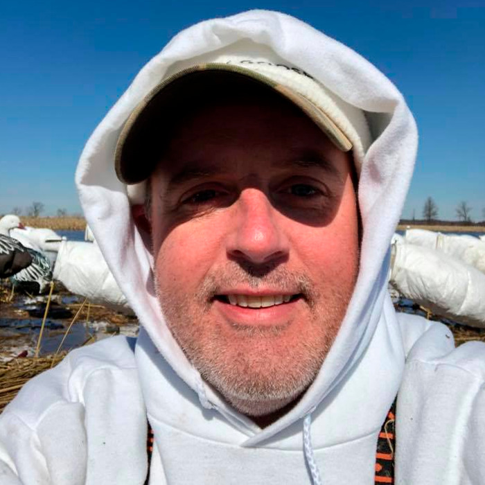 Hombre con sudadera blanca y gorra al aire libre, relacionado con cazador millonario y cornada fatal de búfalo en safari. Hombre con sudadera blanca y gorra al aire libre, relacionado con cazador millonario y cornada fatal de búfalo en safari.