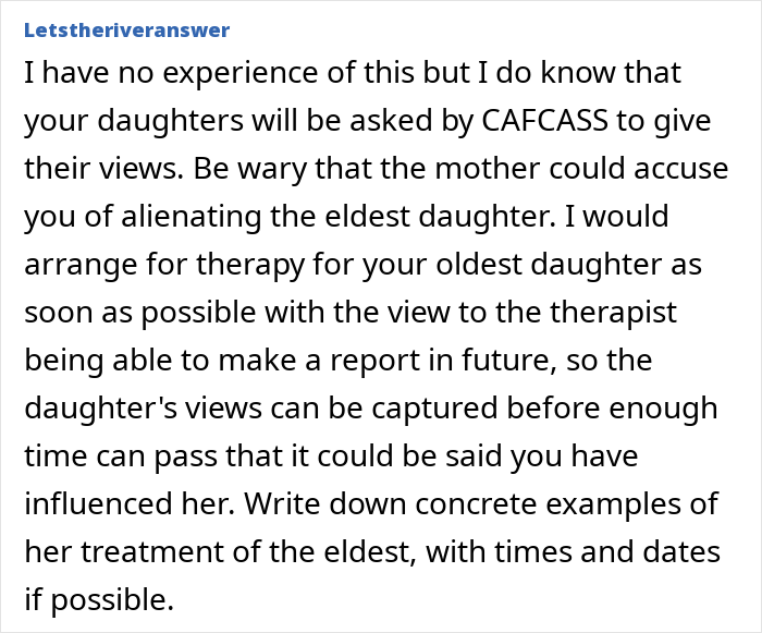 Text post discussing concerns about parental alienation and therapy for daughters in family disputes involving mom&rsquo;s favoritism and dad&rsquo;s response.