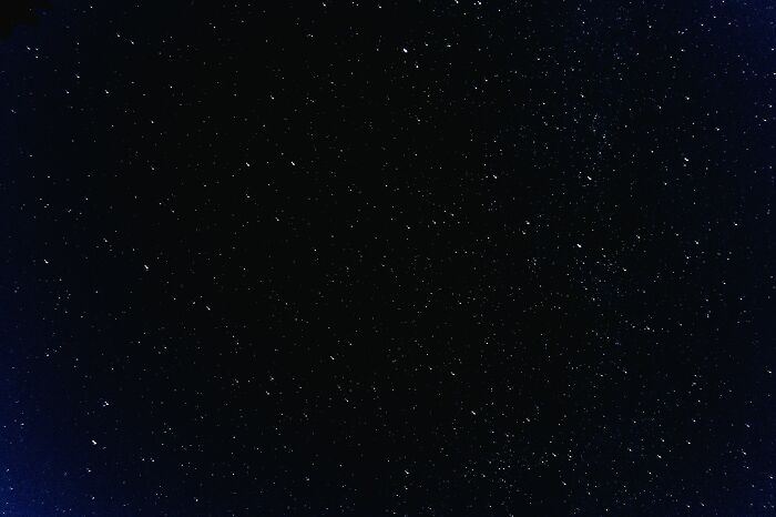 Night sky filled with countless stars, symbolizing the vastness and mystery behind the world’s greatest unsolved mysteries.