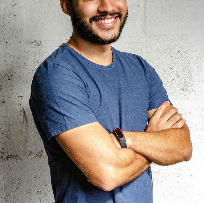 Smiling man in a blue shirt with arms crossed, symbolizing confidence amidst PR campaigns and decisions fails.