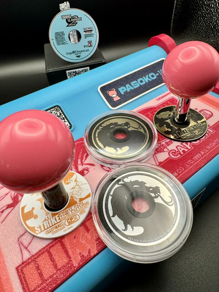 Retro gaming arcade joystick and buttons featuring Mortal Kombat and Street Fighter designs for nostalgia fans.