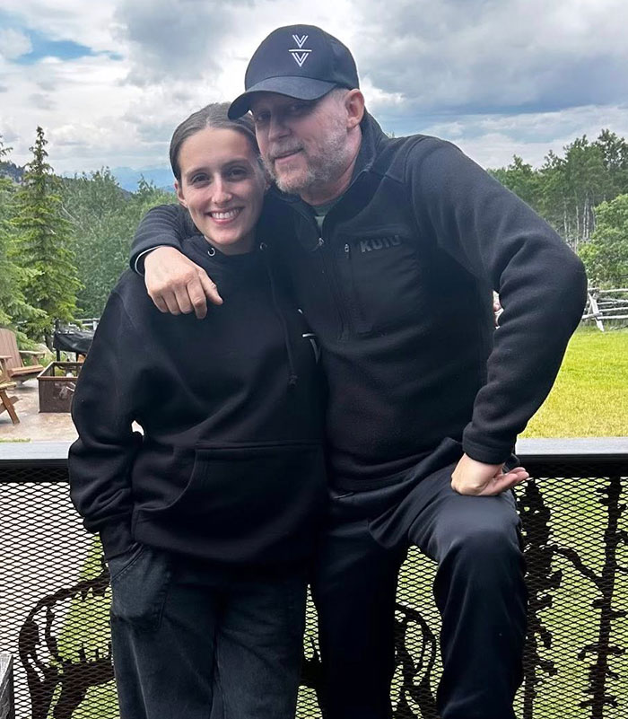 Kelly Clarkson with a man outdoors, dressed in black, amid nature following ex’s passing, highlighting divorce and family impact. Kelly Clarkson with a man outdoors, dressed in black, amid nature following ex’s passing, highlighting divorce and family impact.