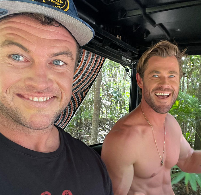 “Your Parents Did A Fantastic Job”: Fans Thirst Over Hemsworth Brothers After B’day Group Photo “Your Parents Did A Fantastic Job”: Fans Thirst Over Hemsworth Brothers After B’day Group Photo