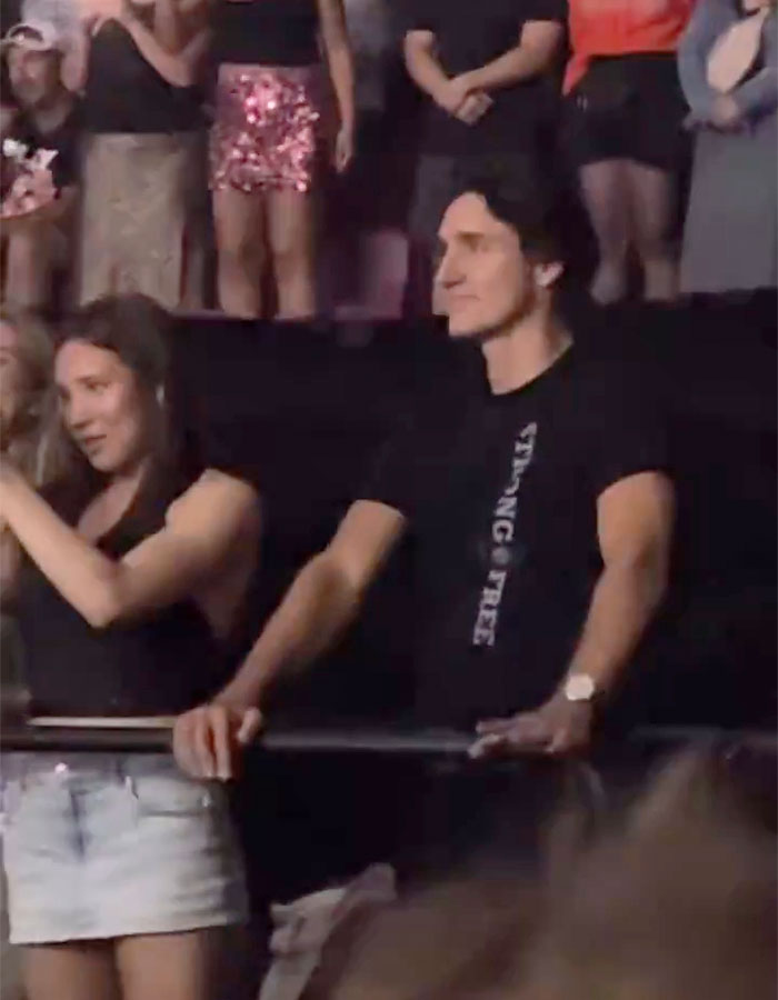 Orlando Bloom trolling Katy Perry and Justin Trudeau dating rumors while standing in a crowd at an event.