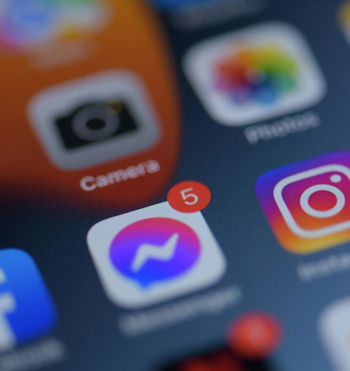 Iconos de aplicaciones de teléfono móvil con notificaciones resaltando cómo los teléfonos ayudan a descubrir verdades ocultas.
