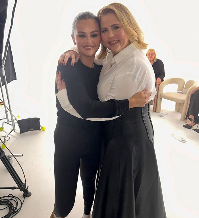 Selena Gomez’s mom hugging her in a studio, breaking silence on being snubbed at daughter’s wedding after shock move Selena Gomez’s mom hugging her in a studio, breaking silence on being snubbed at daughter’s wedding after shock move