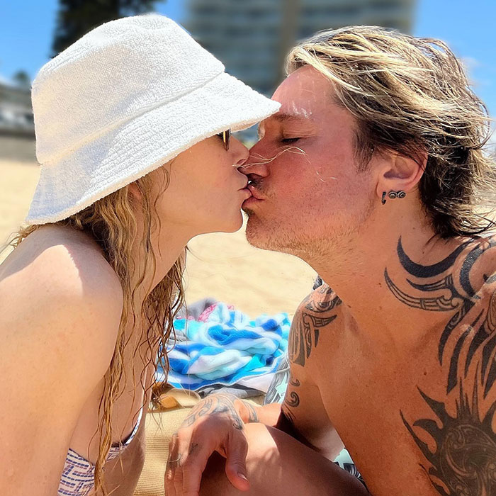 Nicole Kidman and Keith Urban sharing a kiss on the beach, hinting at experts revealing clues of their split.