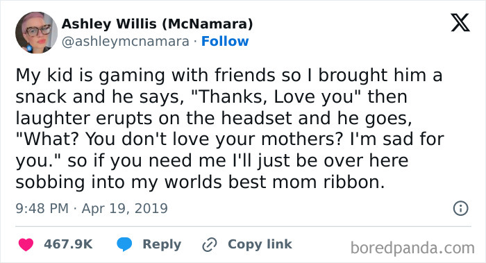 Tweet about a heartwarming moment between a mother and her child, part of wholesome posts to distract from world horrors.