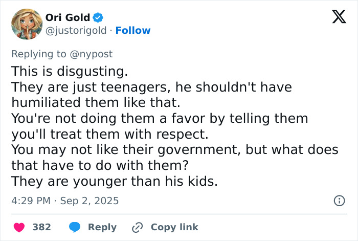 Tweet criticizing Coldplay&rsquo;s Chris Martin for dehumanizing fans with political speech at concert.