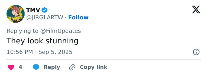 Screenshot of a Twitter reply praising child stars Mary-Kate and Ashley Olsen for their stunning, unrecognizable looks at NYFW. Screenshot of a Twitter reply praising child stars Mary-Kate and Ashley Olsen for their stunning, unrecognizable looks at NYFW.