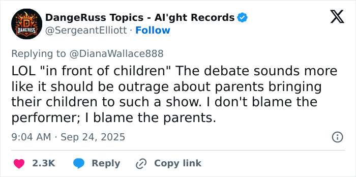 Tweet criticizing parents for bringing children to a show where Blackpink's Lisa wore a risqué outfit while dancing on stage. Tweet criticizing parents for bringing children to a show where Blackpink's Lisa wore a risqué outfit while dancing on stage.