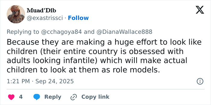 Blackpink's Lisa wearing a risqué outfit dancing on stage with kids in the audience, sparking public fury. Blackpink's Lisa wearing a risqué outfit dancing on stage with kids in the audience, sparking public fury.