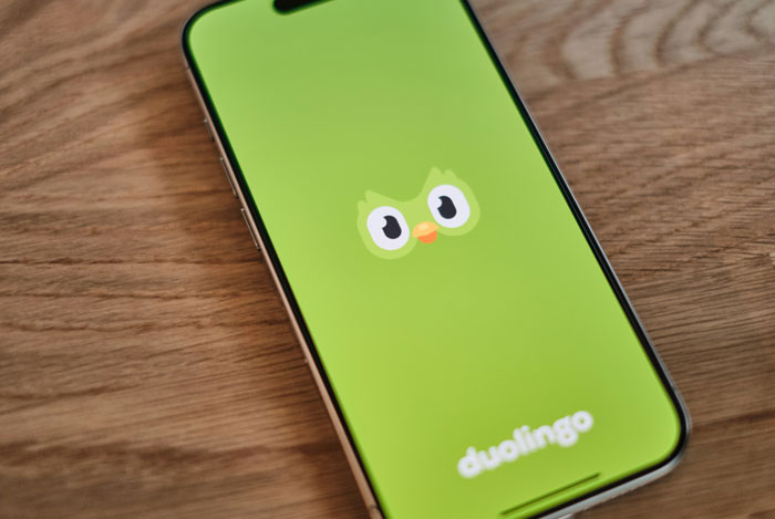 Teléfono con aplicación Duolingo abierta, ilustrando cómo los teléfonos ayudan a descubrir verdades ocultas.