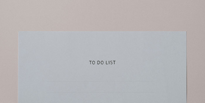 Lista de tareas en papel minimalista, concepto de teléfonos ayudando a descubrir verdades ocultas y traumas personales.