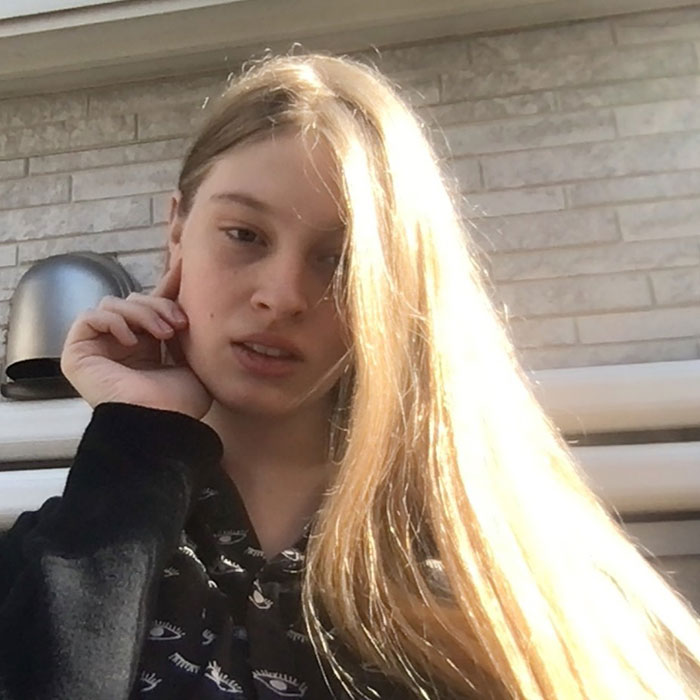 Transgender daughter of Elon Musk with long blonde hair posing outdoors, breaking silence after reports about her living situation. Transgender daughter of Elon Musk with long blonde hair posing outdoors, breaking silence after reports about her living situation.