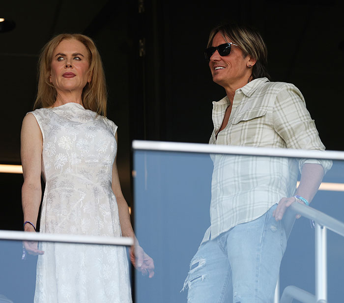 Nicole Kidman and Keith Urban standing together, experts reveal clues signaling their split in a candid moment.