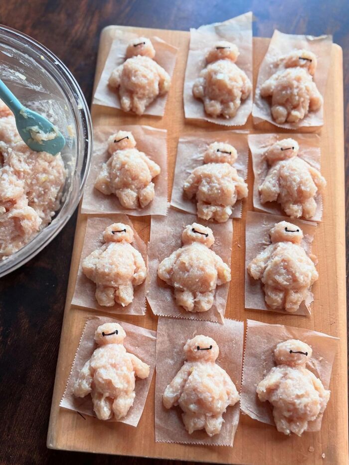 Incredibly creative meals by a mom from Japan featuring cute character-shaped chicken meatballs in a hot pot with noodles and greens.