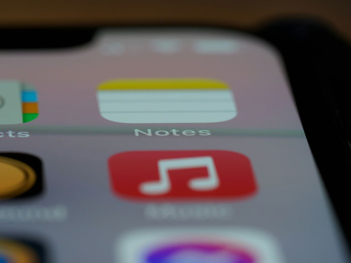 Primer plano de pantalla de teléfono con íconos de aplicaciones, ilustrando cómo los teléfonos ayudan a descubrir verdades ocultas.