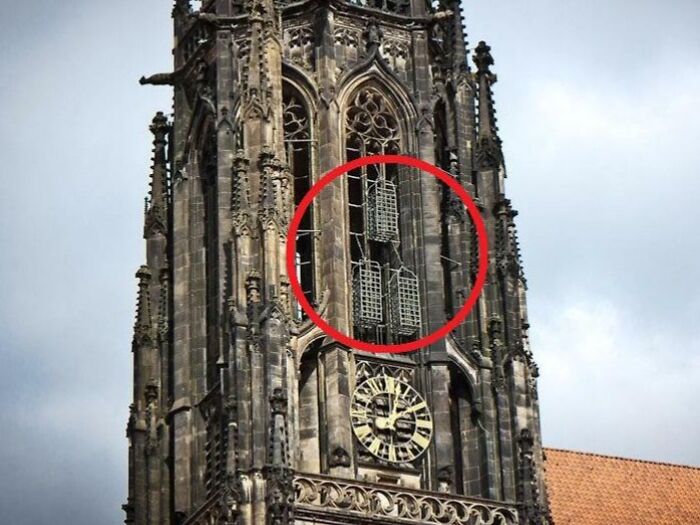 Estructura gótica con celdas de prisión en torre antigua, evento real espeluznante compartido en línea.