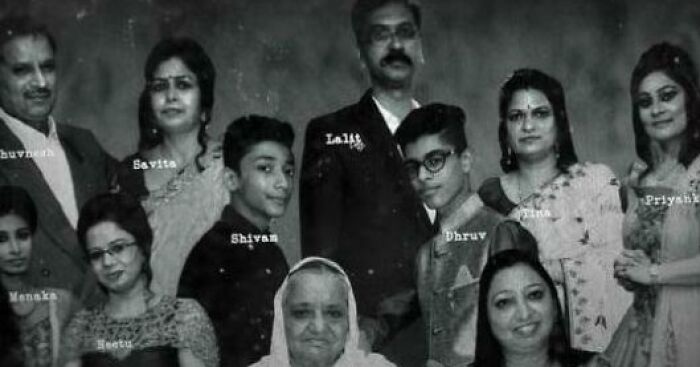 Foto en blanco y negro de una familia reunida, evento de la vida real inquietante que causó impacto en redes sociales.