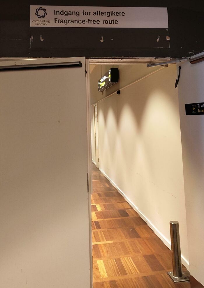 Entrance to a fragrance-free route in Denmark, featuring a wooden floor corridor and allergy-friendly signage.