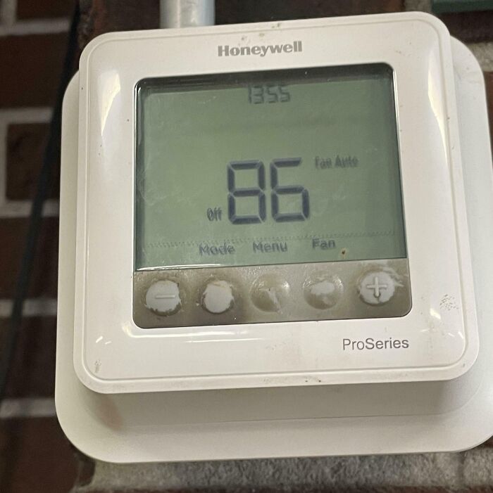 Thermostat displaying 86 degrees, illustrating why people are sharing pics and screenshots of why they hate their boss.