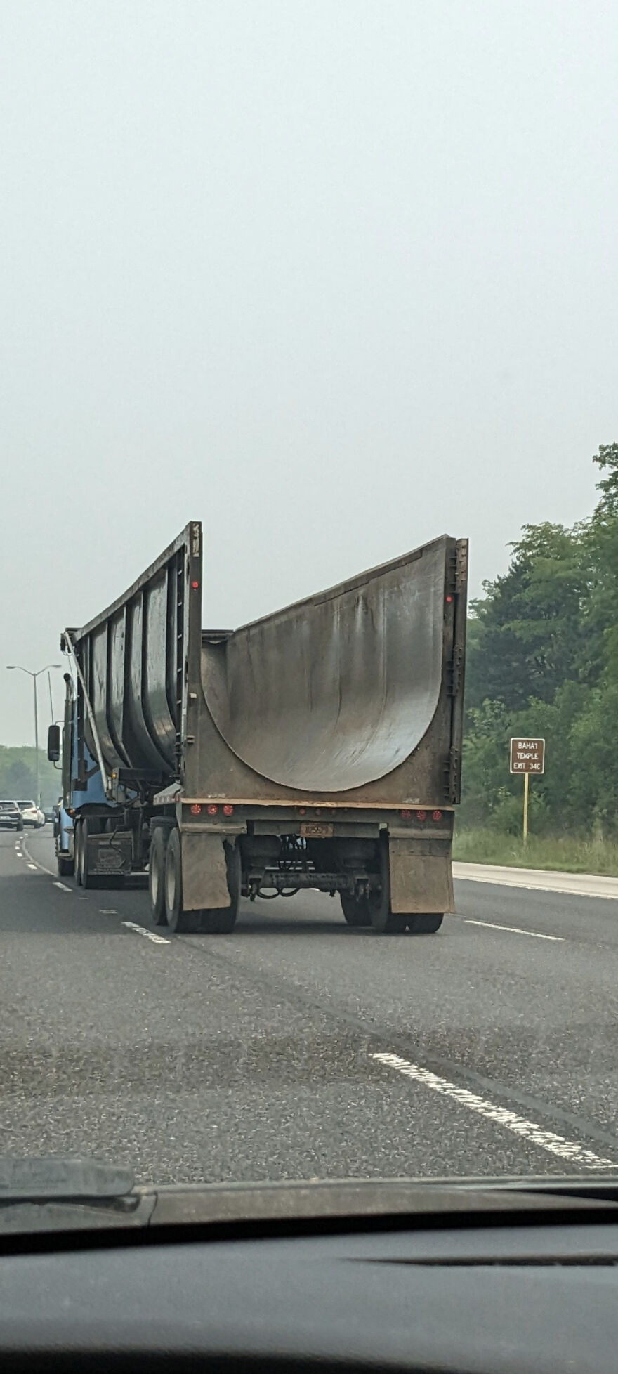 Cami&oacute;n especializado con remolque curvado usado para transportar cargas pesadas y voluminosas en carretera.
